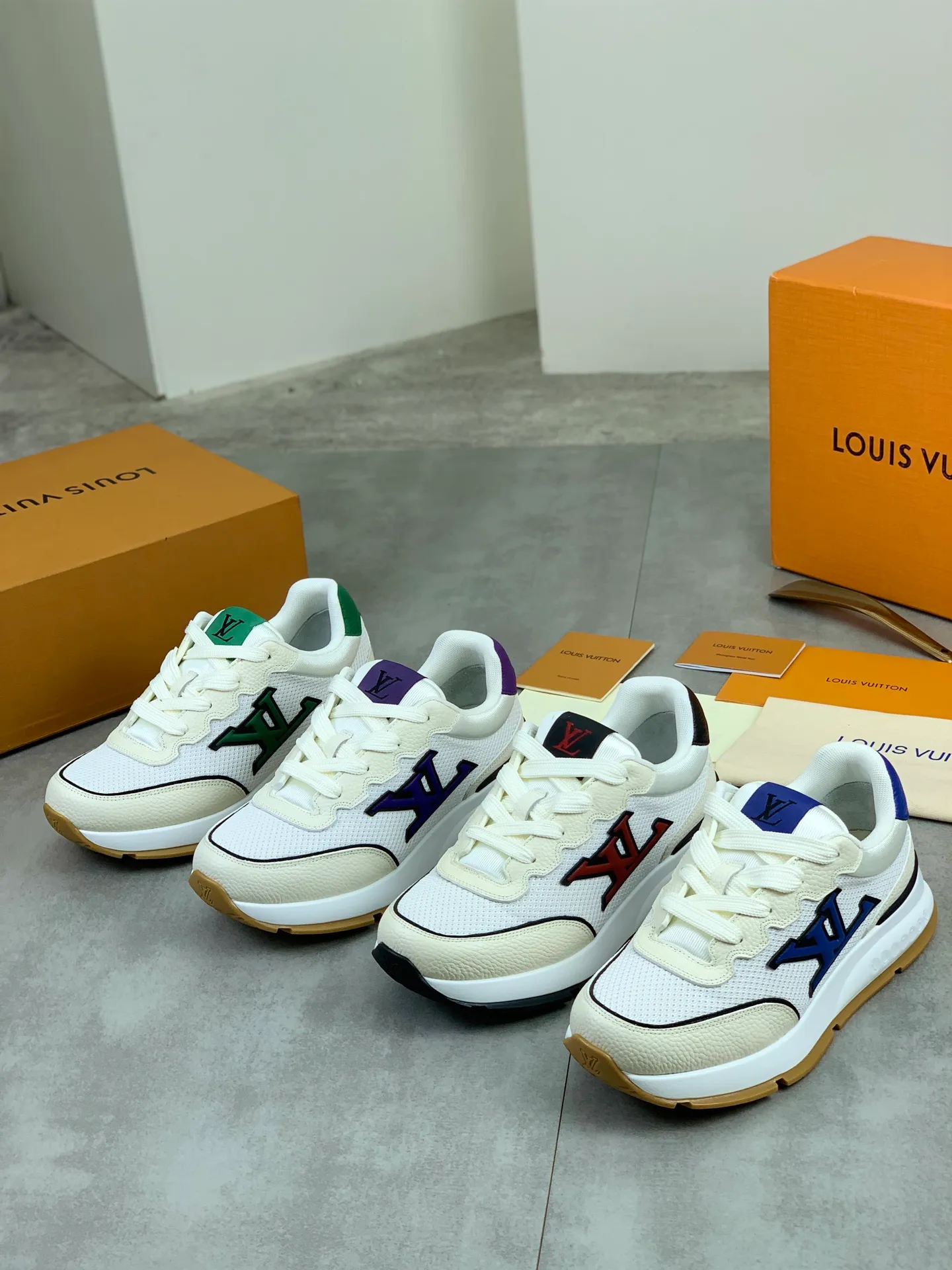 Factory price P700 💶 Top version [LOUIS VUITTON] Couple 🧑‍🤝‍🧑 Craftsman style Counter series (original order) New style 🍀LV Louis Vuitton - top version LV classic high-top trendy shoes! Made of imported original craft calfskin, original breathable lining, and original wear-resistant, lightweight, high-end TPU outsole! High quality products! 4️⃣ colors available, size: female 35-39, male 39-44 (female 40, male 45 46 customized)